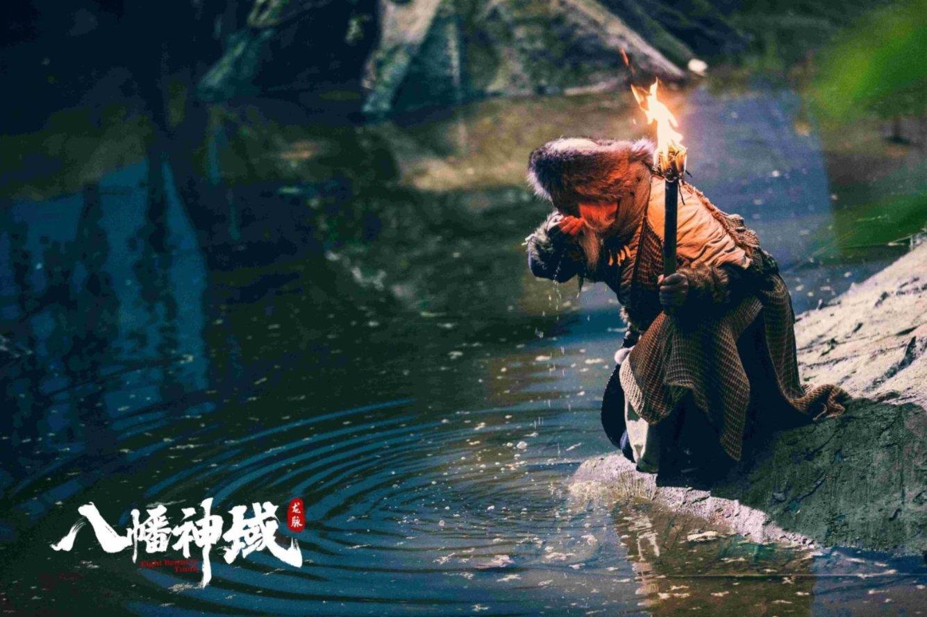 老人超市意外晕倒,售货员立即采取措施施救,热心市民帮忙打急救电话