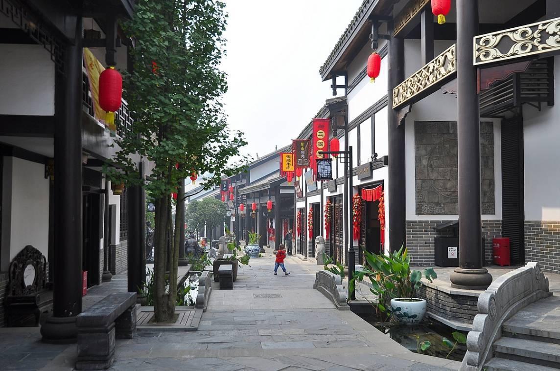 电视背景墙是客厅风格展示的主墙，怎么选择电视背景墙来弥补空间的空旷性？游戏画面